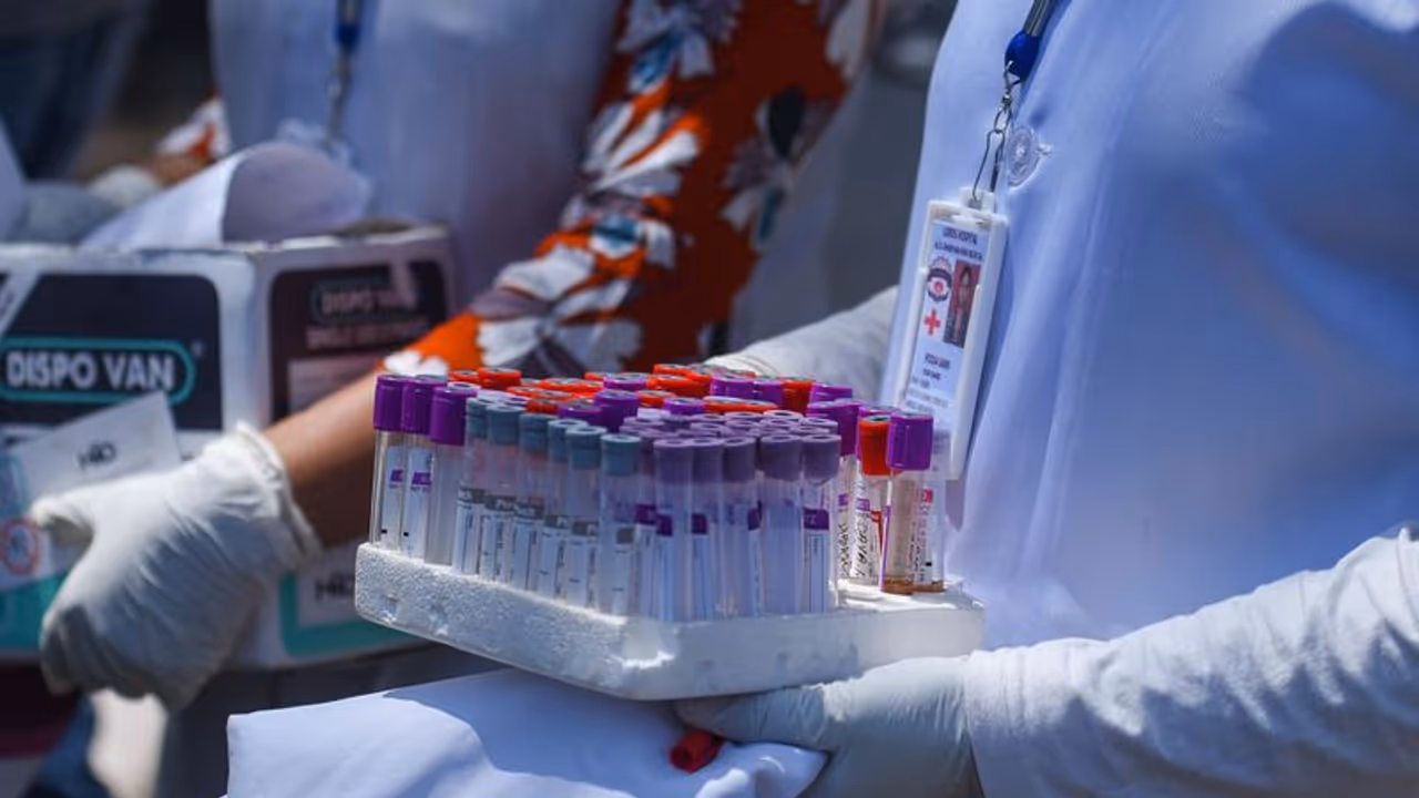 'മികച്ച ചികിത്സ വേണം'; ഉത്തര്പ്രദേശില് കൊവിഡ് രോഗിയായ യുവാവ് ഡോക്ടറുടെ മുഖത്ത് തുപ്പി 'മികച്ച ചികിത്സ വേണം'; ഉത്തര്പ്രദേശില് കൊവിഡ് രോഗിയായ യുവാവ് ഡോക്ടറുടെ മുഖത്ത് തുപ്പി