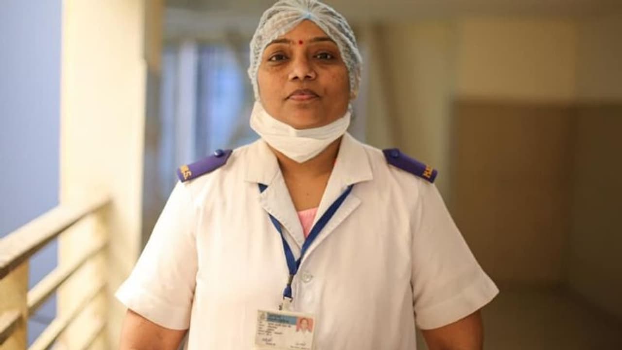 'ഭക്ഷണം വലിച്ചെറിഞ്ഞിട്ട് അലറിയ രോഗി, കുഞ്ഞിനു പാലൂട്ടാൻ കഴിയാതെ സഹപ്രവര്ത്തക'; നഴ്സിന്റെ കുറിപ്പ് 'ഭക്ഷണം വലിച്ചെറിഞ്ഞിട്ട് അലറിയ രോഗി, കുഞ്ഞിനു പാലൂട്ടാൻ കഴിയാതെ സഹപ്രവര്ത്തക'; നഴ്സിന്റെ കുറിപ്പ്