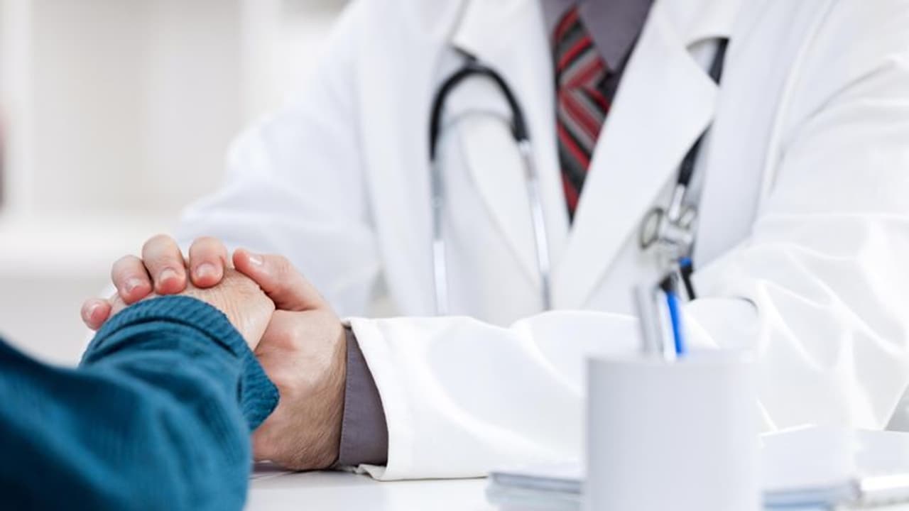 ఏపీ సర్కార్ పై విమర్శలు: నర్సీపట్నం డాక్టర్ సుధాకర్ సస్పెన్షన్, కేసు నమోదు ఏపీ సర్కార్ పై విమర్శలు: నర్సీపట్నం డాక్టర్ సుధాకర్ సస్పెన్షన్, కేసు నమోదు