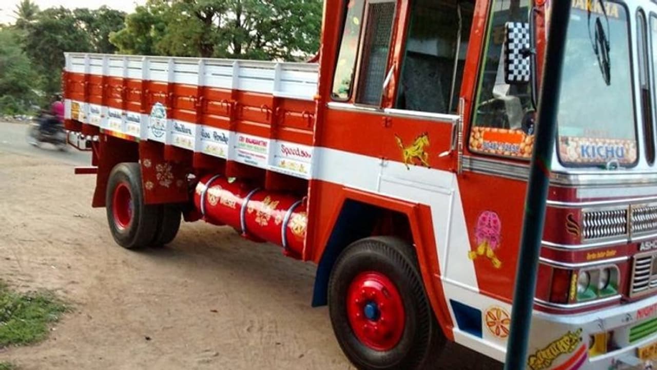 ನಿಷೇಧಾಜ್ಞೆ ನಡುವೆಯೇ ಗೂಡ್ಸ್ ವಾಹನ ಓಡಾಟ: ಚಾಲಕ ವಶಕ್ಕೆ