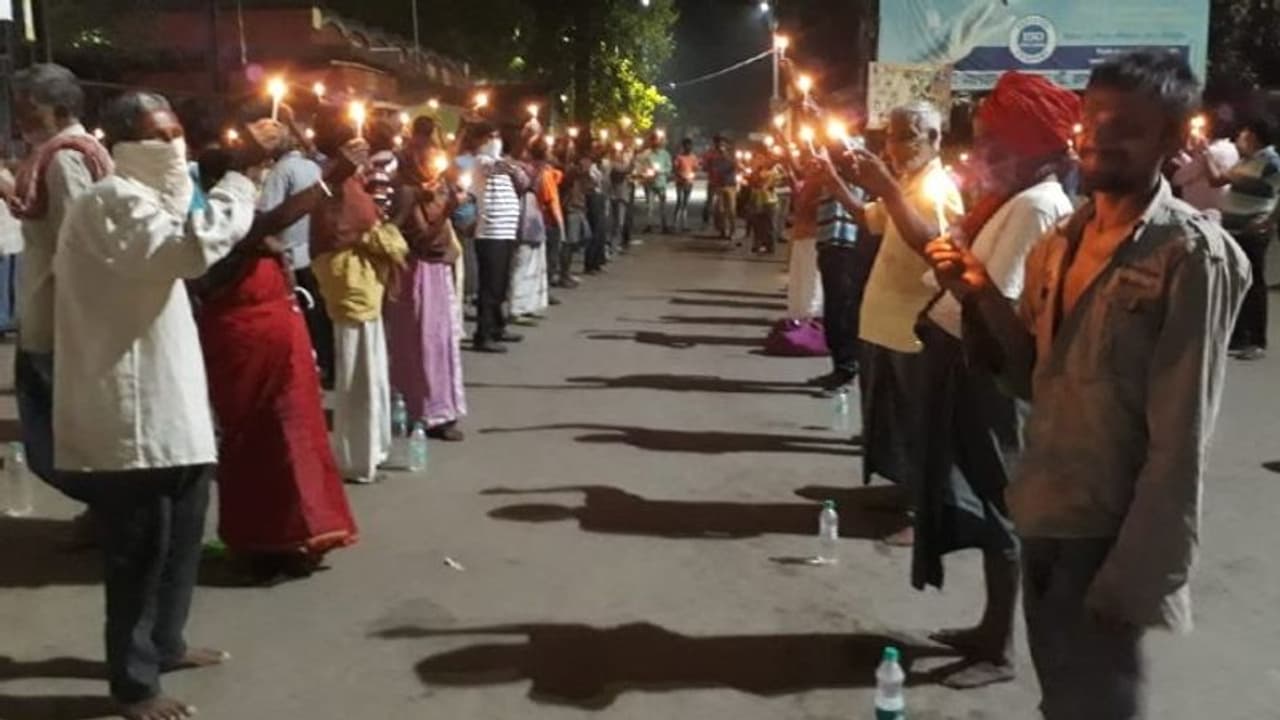 করোনার বিরুদ্ধে লড়াই, প্রধানমন্ত্রীর আহ্বানে মোমবাতি জ্বালালেন ভবঘুরেরাও করোনার বিরুদ্ধে লড়াই, প্রধানমন্ত্রীর আহ্বানে মোমবাতি জ্বালালেন ভবঘুরেরাও