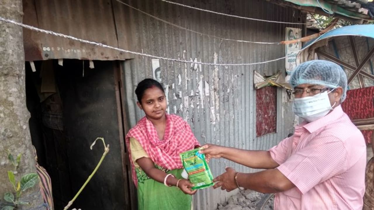 লকডাউনে অন্তঃসত্ত্বা মায়েদের ওষুধপত্র, ৫০০ পরিবারকে খাবার পৌঁছে দিচ্ছেন অজয় মিস্ত্রি