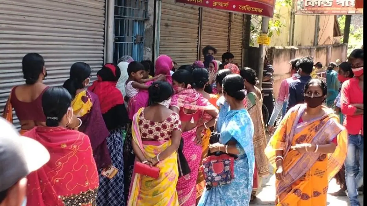 সামাজিক দূরত্বের বালাই নেই, বিনামূল্যে গ্যাস সিলিন্ডার পেতে গ্রাহকদের দীর্ঘ লাইন সামাজিক দূরত্বের বালাই নেই, বিনামূল্যে গ্যাস সিলিন্ডার পেতে গ্রাহকদের দীর্ঘ লাইন