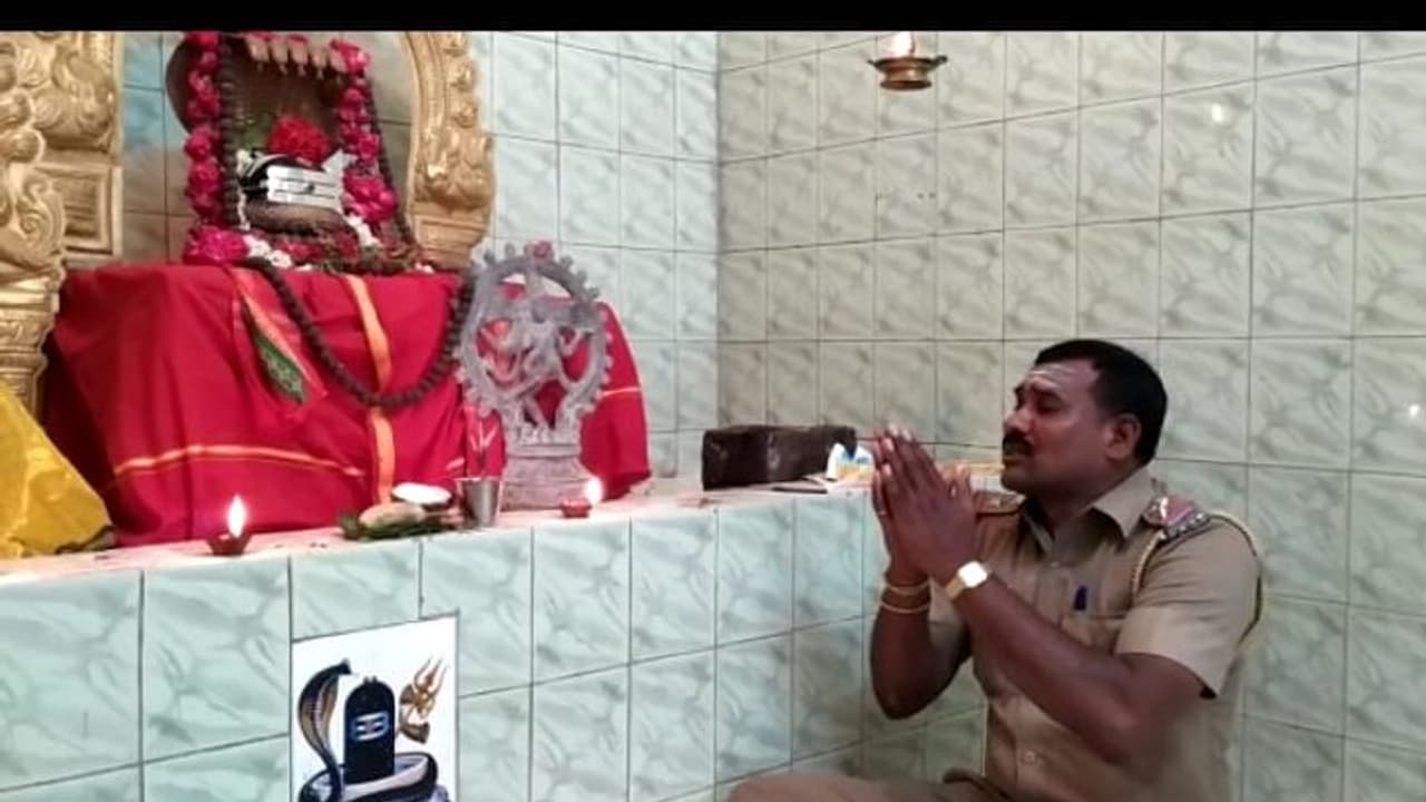 காவல் உடையிலேயே உருகி உருகி பாட்டு பாடும் "போலீஸ்"..! கொரோனாவில் இருந்து மக்களை காப்பாற்றுவதே நோக்கம்! காவல் உடையிலேயே உருகி உருகி பாட்டு பாடும் "போலீஸ்"..! கொரோனாவில் இருந்து மக்களை காப்பாற்றுவதே நோக்கம்!