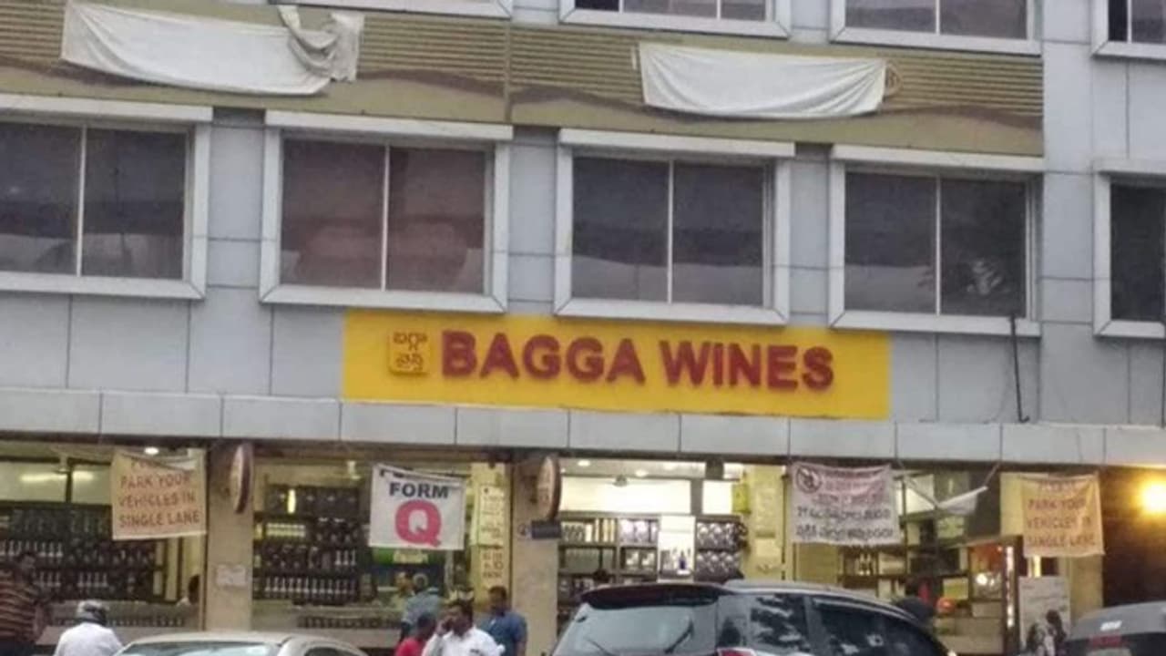 చుక్క దొరక్క మందు బాబులు విలవిల: బగ్గా వైన్స్, క్యూఆర్ కోడ్‌తో సైబర్ మోసం