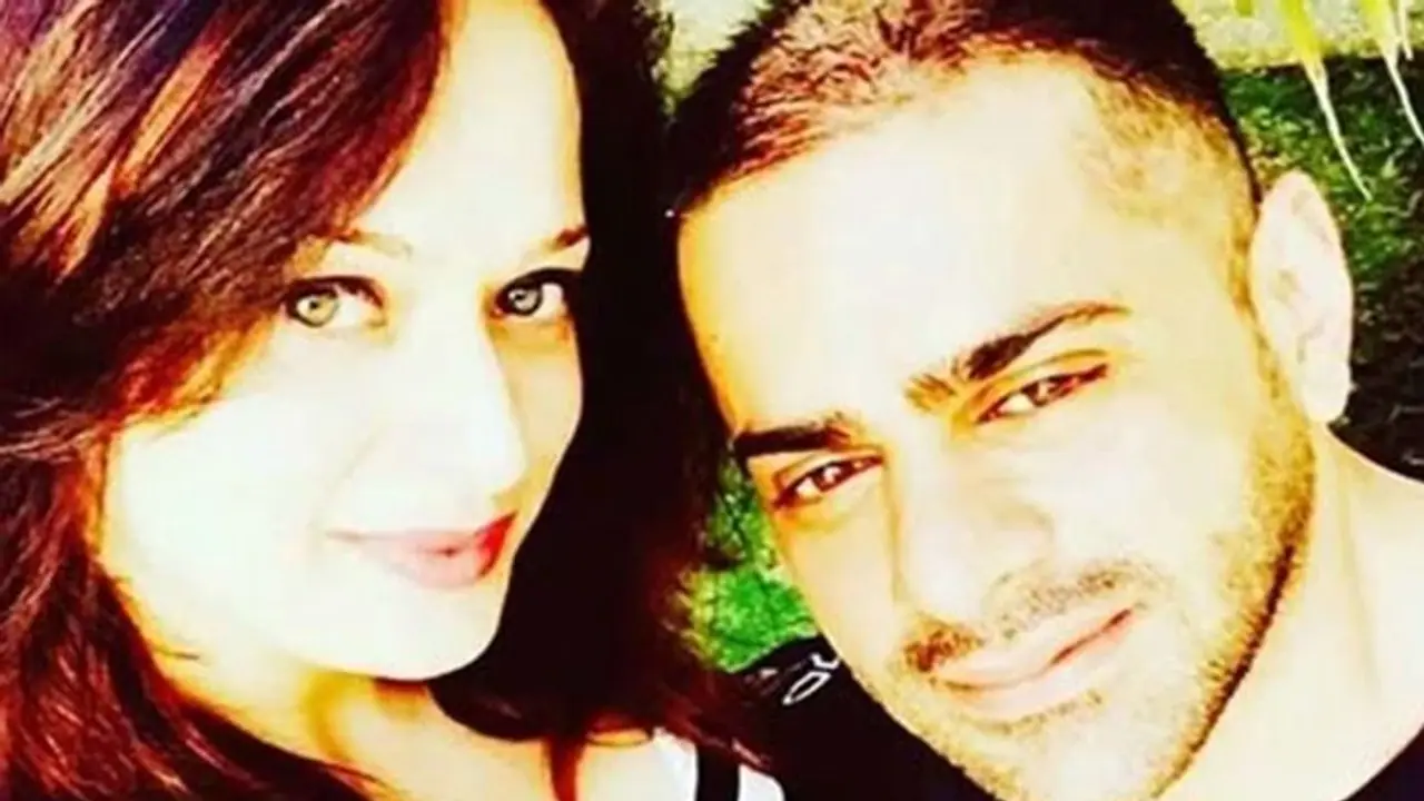 মৃত্যুর খানিক আগে বান্ধবীকে ফোন, সলমনের ভাইপোকে নিয়ে আপসোস অমৃতার