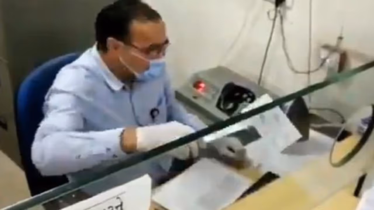 ആഹാ, കിടിലന് ഐഡിയ; ബാങ്കുദ്യോഗസ്ഥന് 'ചെക്ക്' അണുവിമുക്തമാക്കുന്നത് കണ്ടോ? ആഹാ, കിടിലന് ഐഡിയ; ബാങ്കുദ്യോഗസ്ഥന് 'ചെക്ക്' അണുവിമുക്തമാക്കുന്നത് കണ്ടോ?