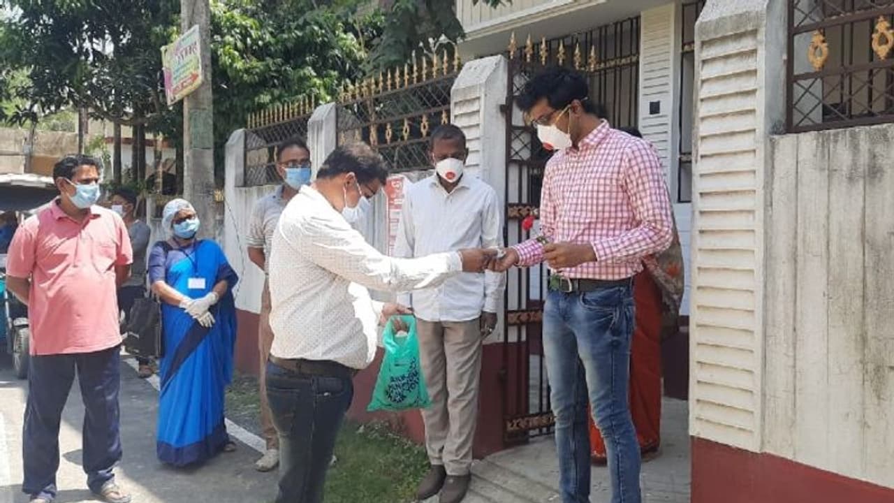 করোনা সতর্কতায় নজির, ১৪টি পরিবারকে সংবর্ধনা দিল পুরসভা