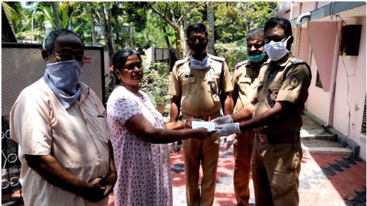 മരുന്ന് കിട്ടാതെ വലഞ്ഞ് കാൻസർ രോഗി; കൊച്ചിയില് നിന്ന് മരുന്നെത്തിച്ച് തുണയായി പൊലീസ് മരുന്ന് കിട്ടാതെ വലഞ്ഞ് കാൻസർ രോഗി; കൊച്ചിയില് നിന്ന് മരുന്നെത്തിച്ച് തുണയായി പൊലീസ്