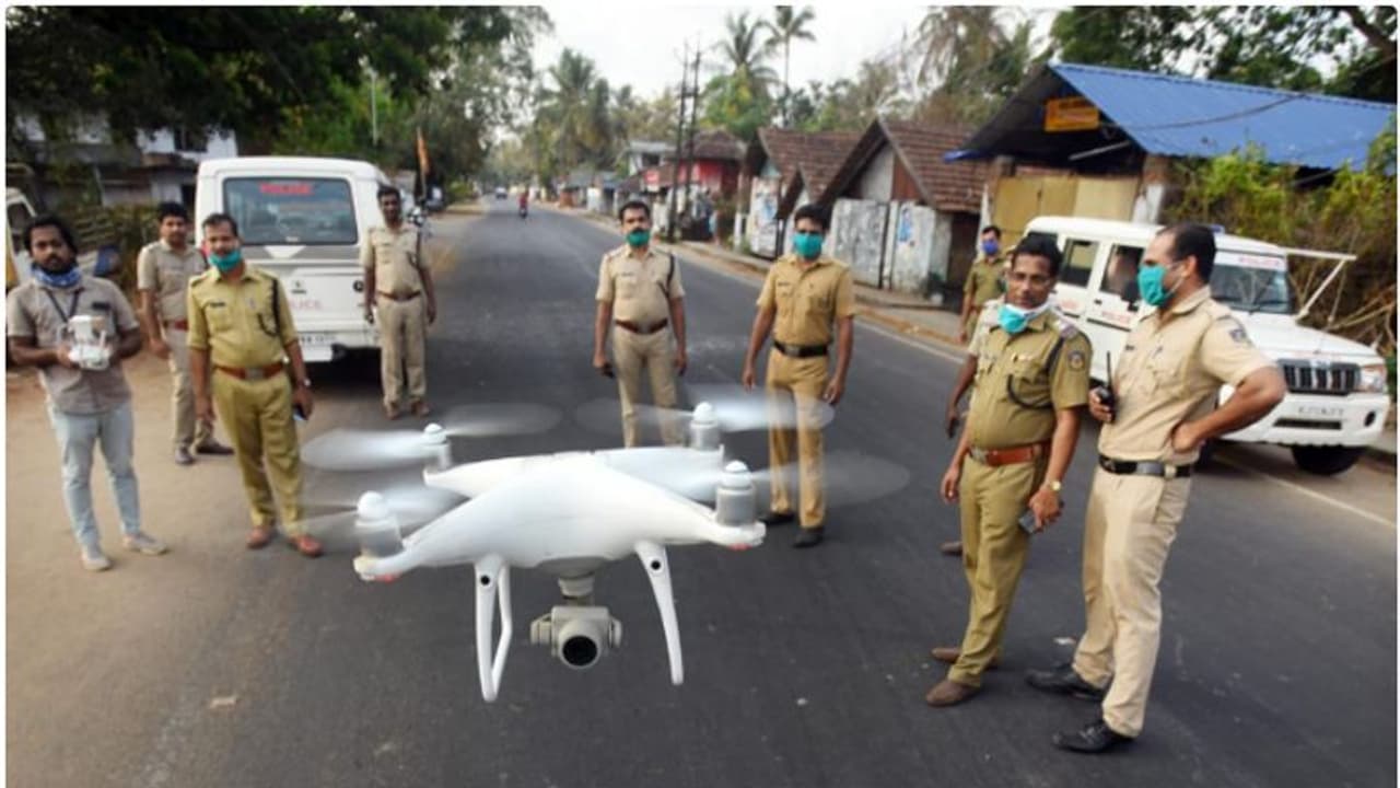 ഇനി ആകാശത്ത് നിന്നും പിടിവീഴും; ഡ്രോണ് നിരീക്ഷണം ശക്തമാക്കി കോഴിക്കോട് പൊലീസ് ഇനി ആകാശത്ത് നിന്നും പിടിവീഴും; ഡ്രോണ് നിരീക്ഷണം ശക്തമാക്കി കോഴിക്കോട് പൊലീസ്