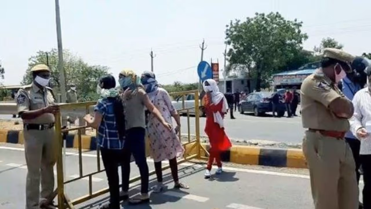 തെലങ്കാനയിൽ ലോക്ക് ഡൗൺ ഡ്യൂട്ടിയിലായിരുന്ന പൊലീസുകാരന് കൊവിഡ് സ്ഥിരീകരിച്ചു തെലങ്കാനയിൽ ലോക്ക് ഡൗൺ ഡ്യൂട്ടിയിലായിരുന്ന പൊലീസുകാരന് കൊവിഡ് സ്ഥിരീകരിച്ചു