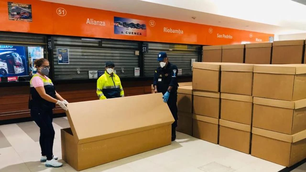 சாலைகளில் கைவிடப்படும் சடலங்கள்..!! அட்டைபெட்டிகளில் பிணங்களை அள்ளும் அவலத்தில் இந்த நாடு..!!