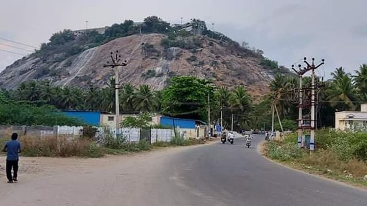 പഴനി ക്ഷേത്രത്തിലെ മൊബൈൽ നിരോധനം ഇന്ന് മുതല്‍, 5 രൂപയ്ക്ക് കൌണ്ടറുകളിൽ സൂക്ഷിക്കാമെന്ന് അധികൃതർ