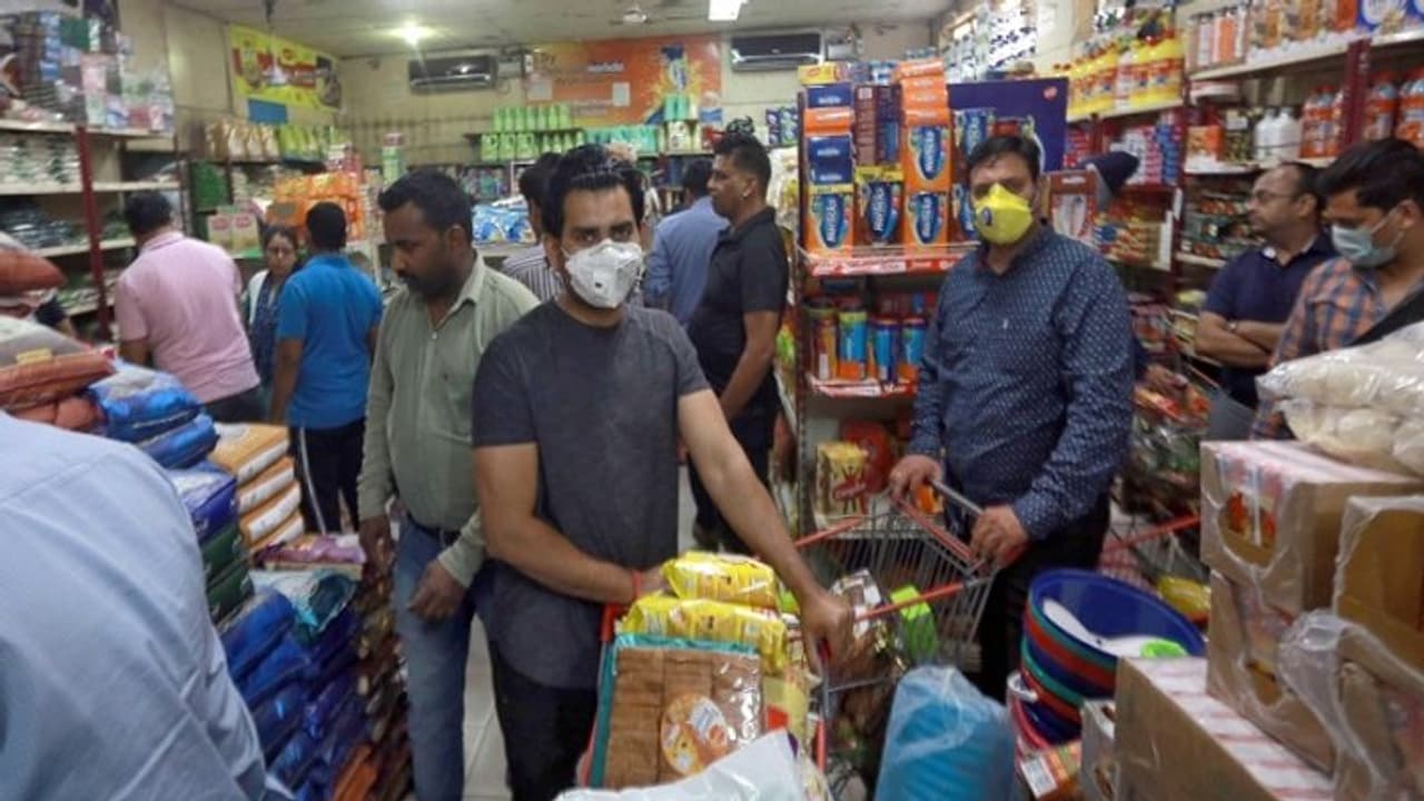 लॉकडाउन में किसी जरूरी काम से घर से निकलते हों बाहर तो इन 5 बातों का जरूर रखें ख्याल लॉकडाउन में किसी जरूरी काम से घर से निकलते हों बाहर तो इन 5 बातों का जरूर रखें ख्याल