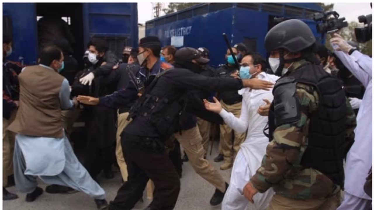 മാസ്കും ഗ്ലൗസും പിപിഇ കിറ്റുമില്ല; പ്രതിഷേധിച്ച 50ഓളം ഡോക്ടര്‍മാര്‍ പാകിസ്ഥാനില്‍ അറസ്റ്റില്‍