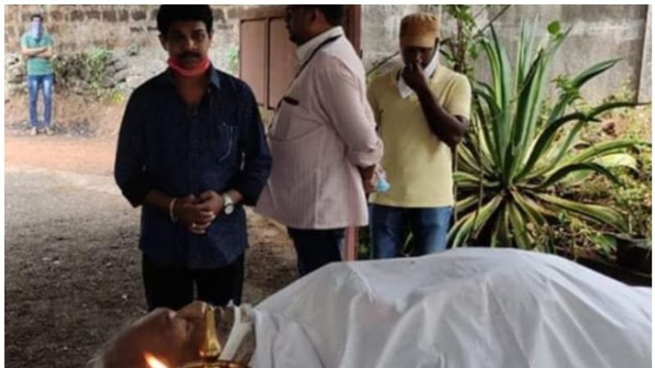 பிரபல நடிகரின் மறைவில் போடப்பட்ட மூன்றே மாலை! ஊரடங்கள் வெறிச்சோடி காணப்பட்ட வீடு! பிரபல நடிகரின் மறைவில் போடப்பட்ட மூன்றே மாலை! ஊரடங்கள் வெறிச்சோடி காணப்பட்ட வீடு!