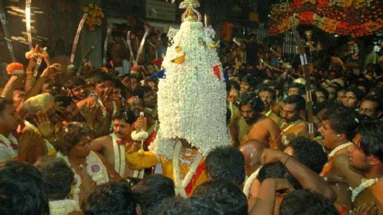 ವಿಜೃಂಭಣೆಯಿಂದ ನಡೆದ ಹಸಿ ಕರಗ ಉತ್ಸವ