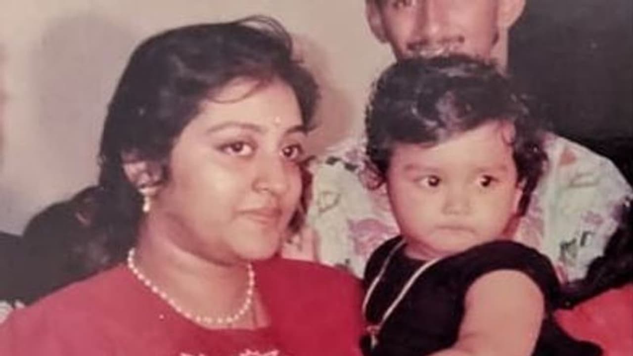 கியூட் குழந்தையாக அம்மா கையில் சும்மா ஜம்முனு அமர்ந்திருக்கும் இந்த நடிகர் யார் தெரியுமா? கியூட் குழந்தையாக அம்மா கையில் சும்மா ஜம்முனு அமர்ந்திருக்கும் இந்த நடிகர் யார் தெரியுமா?