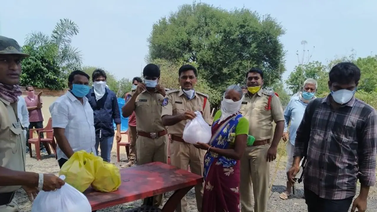డ్యూటీతో పాటు ఆపదలో సాయం: పేదలకు నిత్యావసరాలు అందించిన పోలీసులు డ్యూటీతో పాటు ఆపదలో సాయం: పేదలకు నిత్యావసరాలు అందించిన పోలీసులు