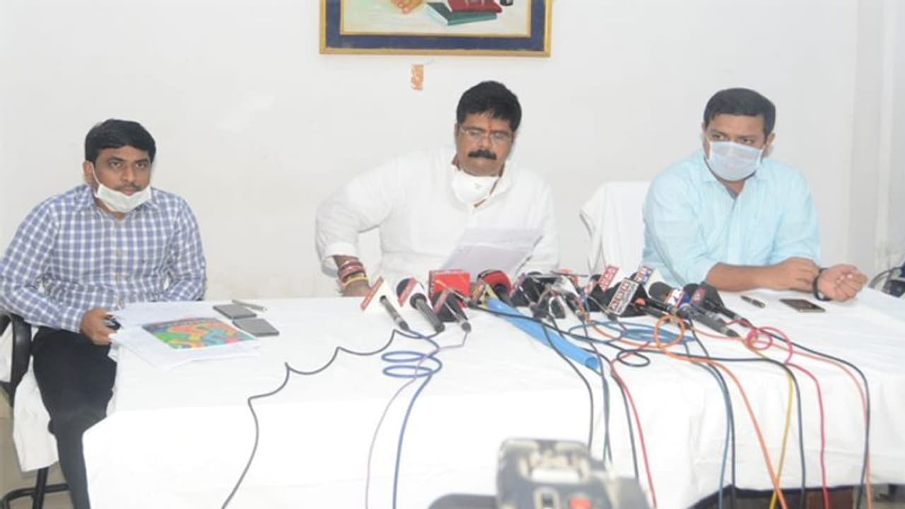 ఆ డాక్టర్లపై కఠిన చర్యలు తప్పవు: మంత్రి అవంతి హెచ్చరిక ఆ డాక్టర్లపై కఠిన చర్యలు తప్పవు: మంత్రి అవంతి హెచ్చరిక