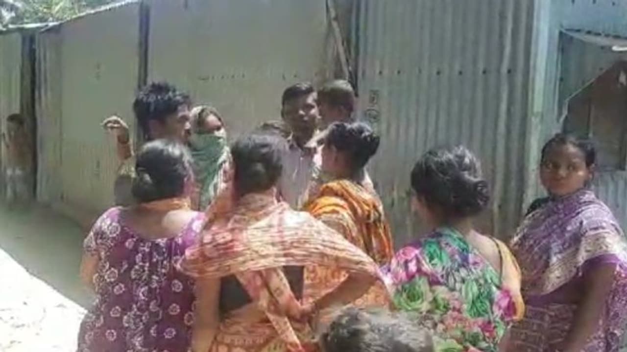 বহিরাগতদের ভিড়ে করোনা আতঙ্ক, গ্রামে মদের ঠেক ভাঙলেন মহিলারা