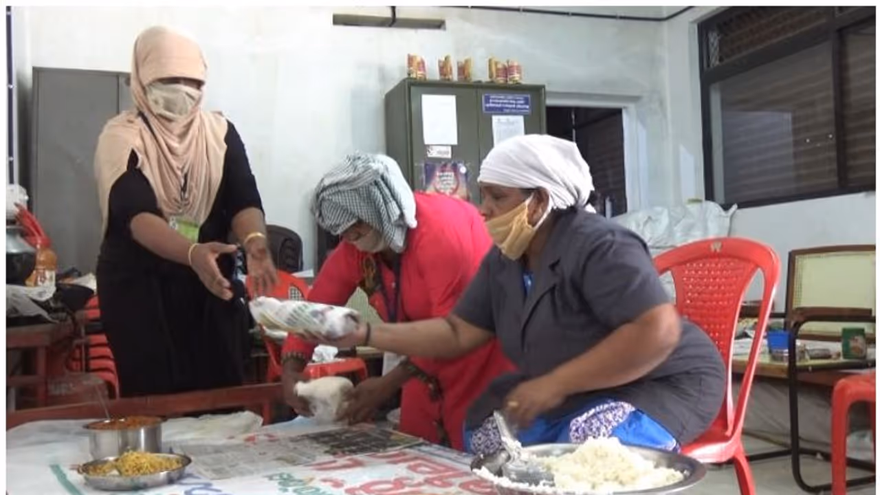 മാതൃകാപരം ഈ ജനകീയ ഹോട്ടല്‍; ലോക്ക് ഡൗണ്‍ കാലത്ത് 25 രൂപയ്ക്ക് ഊണുമായി സിഡിഎസ്