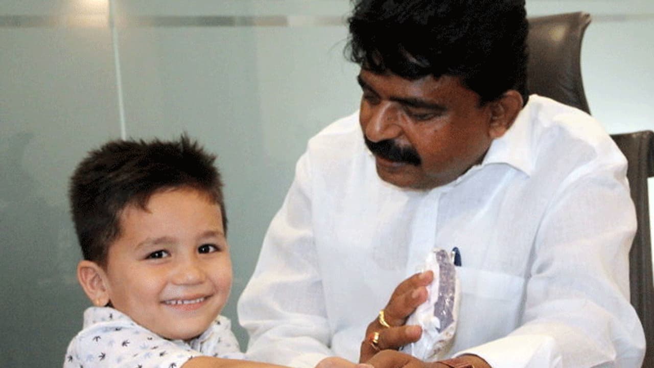 4 साल के बच्चे ने जीता दिल, कोरोना को हराने आया ये नन्हा सिपाही..मंत्री भी हो गए उसके दीवाने 4 साल के बच्चे ने जीता दिल, कोरोना को हराने आया ये नन्हा सिपाही..मंत्री भी हो गए उसके दीवाने