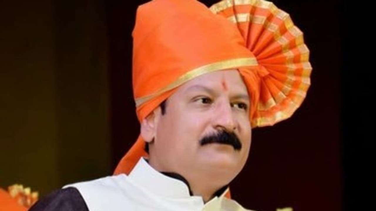 ലോക്ക് ഡൗൺ നിർദ്ദേശങ്ങൾ പാലിക്കാതെ ക്ഷേത്രദര്ശനം ; ബിജെപി എംഎല്എയ്ക്ക് എതിരേ കേസ് ലോക്ക് ഡൗൺ നിർദ്ദേശങ്ങൾ പാലിക്കാതെ ക്ഷേത്രദര്ശനം ; ബിജെപി എംഎല്എയ്ക്ക് എതിരേ കേസ്