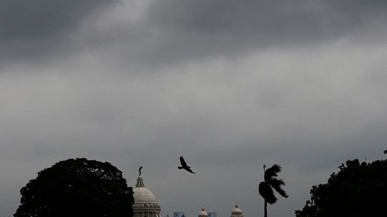 বিকেলের পরই আসতে পারে ঝড়, ঝাপিয়ে বৃষ্টি নামবে কলকাতায় বিকেলের পরই আসতে পারে ঝড়, ঝাপিয়ে বৃষ্টি নামবে কলকাতায়