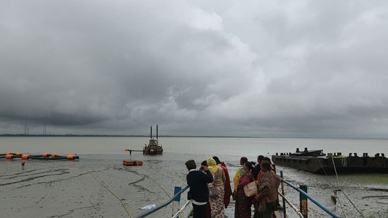 বজ্রবিদ্যুৎ সহ টানা বৃষ্টিতে ভাসবে দক্ষিণবঙ্গ, ফের পারদ নেমে স্বস্তি ফিরল শহরে
