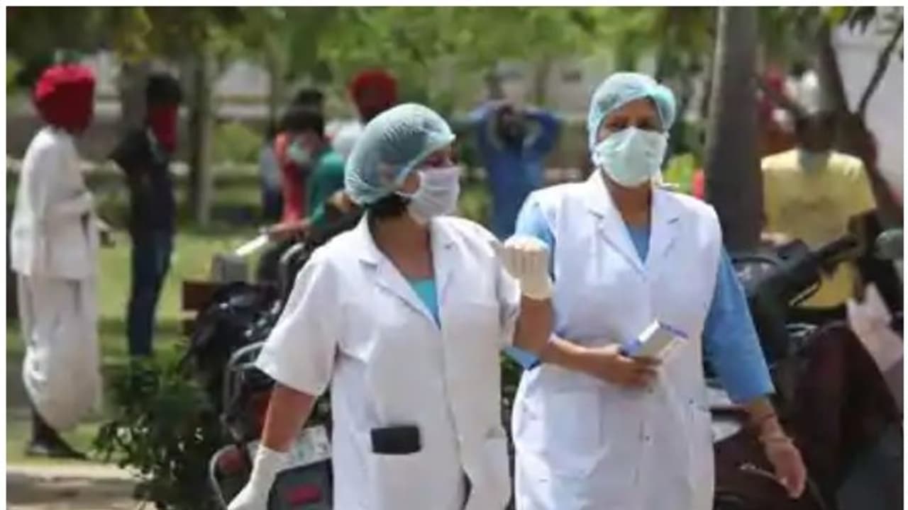 চিকিৎসকদের পর এবার চারজন নার্স, কলকাতা মেডিক্যালে করোনা আতঙ্ক জারি চিকিৎসকদের পর এবার চারজন নার্স, কলকাতা মেডিক্যালে করোনা আতঙ্ক জারি