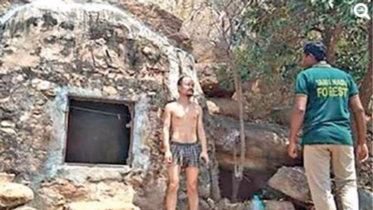 ലോഡ്ജില് മുറി കിട്ടിയില്ല; പത്ത് ദിവസമായി ഗുഹയിൽ താമസം, ചൈനീസ് യുവാവിനെ പിടികൂടി ആശുപത്രിയിലാക്കി ലോഡ്ജില് മുറി കിട്ടിയില്ല; പത്ത് ദിവസമായി ഗുഹയിൽ താമസം, ചൈനീസ് യുവാവിനെ പിടികൂടി ആശുപത്രിയിലാക്കി