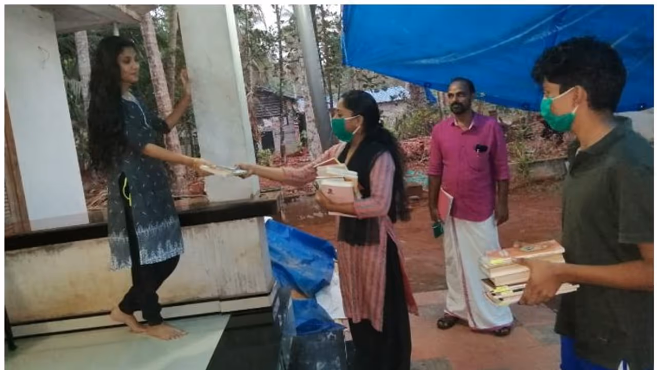 ലോക് ഡൗണിൽ 'വായിച്ച് വളരാം', ഓരോ വീട്ടിലും പുസ്തകങ്ങളെത്തിച്ച് ഒരു കൂട്ടം ലൈബ്രറി പ്രവര്‍ത്തകര്‍