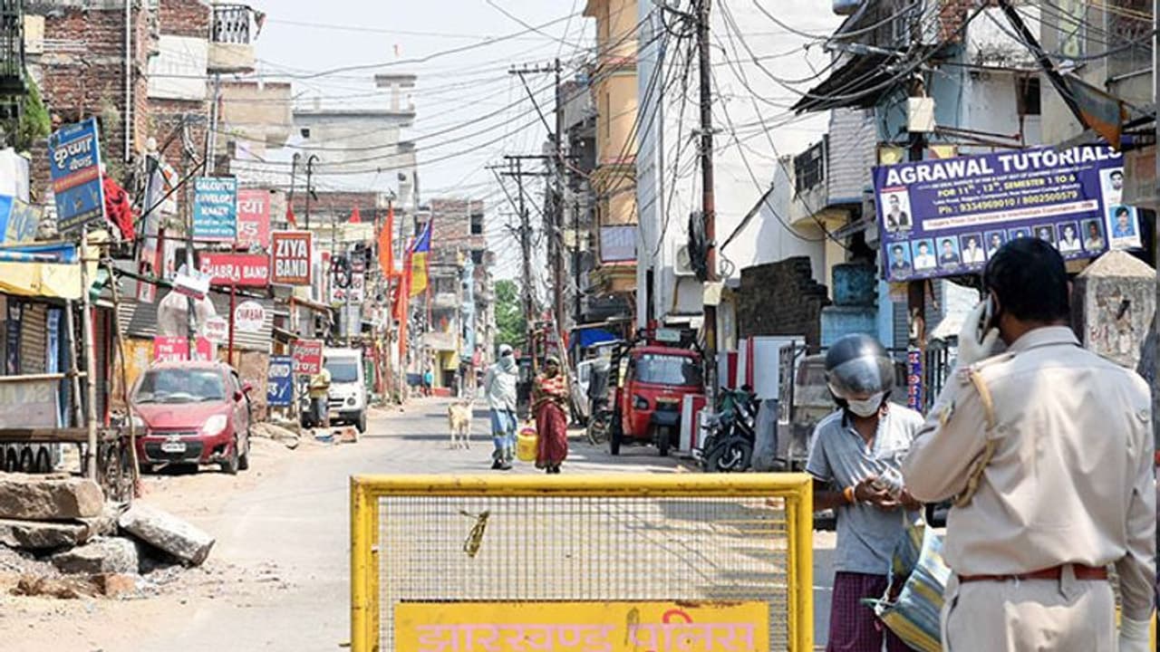 లాక్ డౌన్ కు ఎమ్మెల్యే మధుసూదన్ టోకరా: 5 కార్లలో 39 మందితో హల్ చల్ లాక్ డౌన్ కు ఎమ్మెల్యే మధుసూదన్ టోకరా: 5 కార్లలో 39 మందితో హల్ చల్