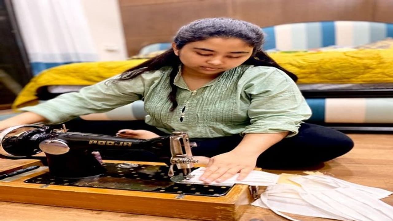 కరోనా వైరస్: మాస్క్ లు కుడుతున్న కేంద్ర మంత్రి భార్య, కూతురు