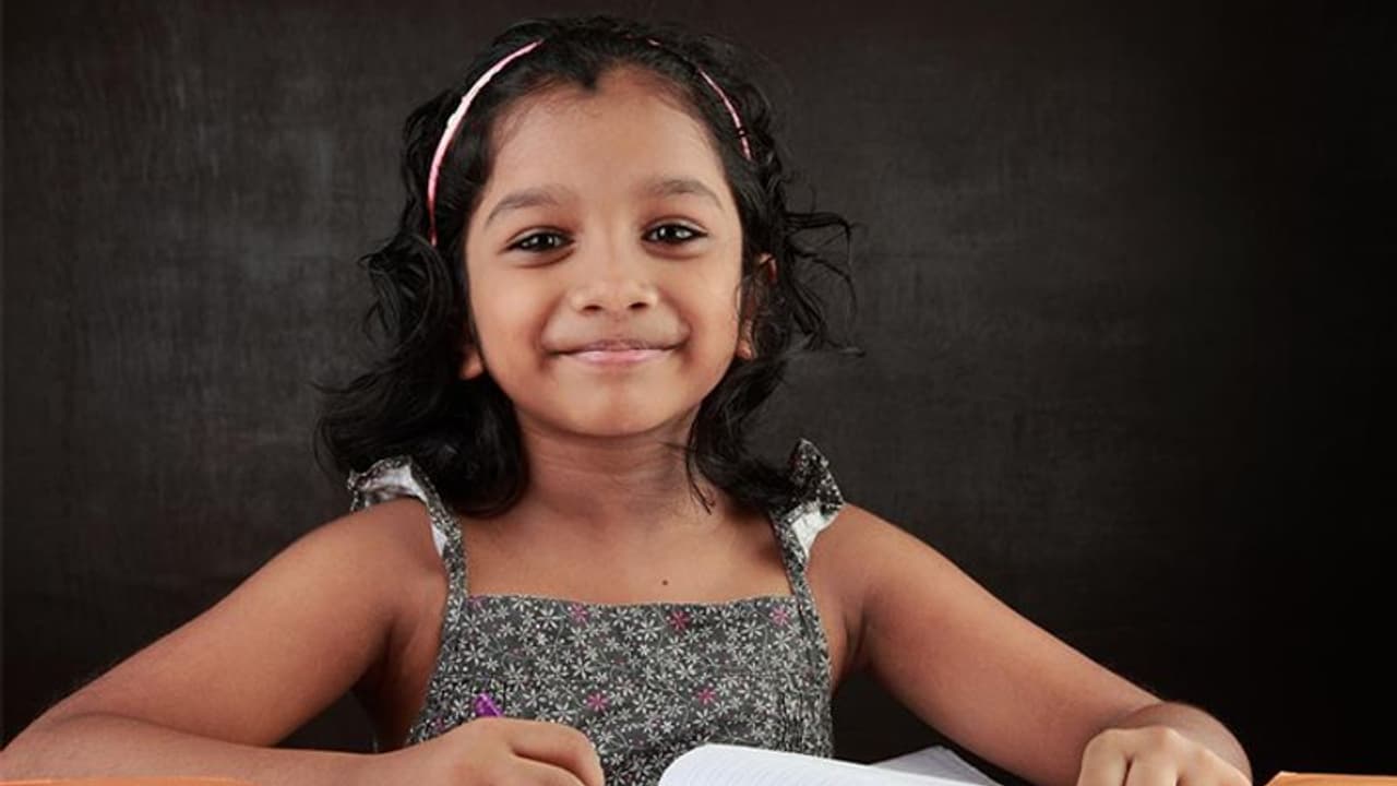 बेटी के लिए खोलिए सुकन्या समृद्धि खाता, शादी और पढ़ाई के खर्च की नहीं रहेगी कोई टेंशन, जानिए डिटेल बेटी के लिए खोलिए सुकन्या समृद्धि खाता, शादी और पढ़ाई के खर्च की नहीं रहेगी कोई टेंशन, जानिए डिटेल