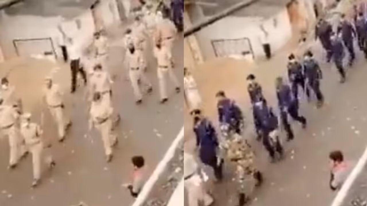 കൊവിഡിനെതിരെ വിശ്രമമില്ലാത്ത പോരാട്ടം, പൂക്കൾ ചൊരിഞ്ഞും ആർപ്പുവിളിച്ചും പൊലീസുകാരെ ആദരിച്ച് നാട്ടുകാർ