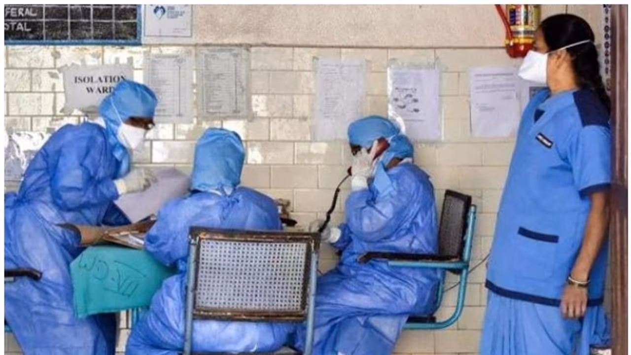 കടുത്ത നടപടിയുമായി യുപി; 15 ജില്ലകളിലെ തീവ്രബാധിത മേഖലകള് പൂര്ണ്ണമായി അടയ്ക്കും കടുത്ത നടപടിയുമായി യുപി; 15 ജില്ലകളിലെ തീവ്രബാധിത മേഖലകള് പൂര്ണ്ണമായി അടയ്ക്കും