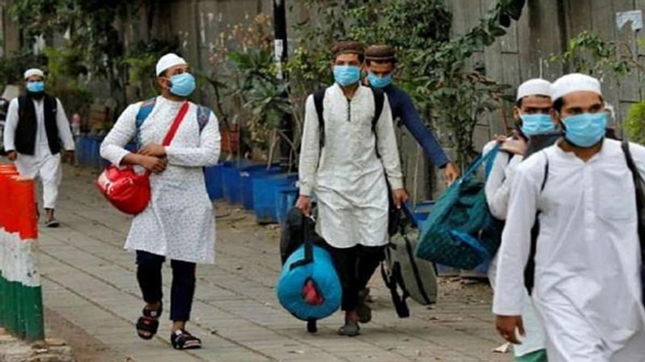 पश्चिम बंगाल के मालदा में एंबुलेंस में पकड़ी शराब तो मुर्शिदाबाद में नमाज के लिए लोगों ने तोड़ा लॉकडाउन