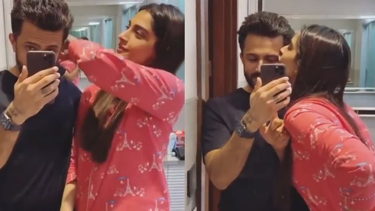 কোয়ারেন্টাইনে বিরুষ্কাকে কপি, বাথরুমে ঢুকে বরের সঙ্গে এ কী করলেন সোনাম কোয়ারেন্টাইনে বিরুষ্কাকে কপি, বাথরুমে ঢুকে বরের সঙ্গে এ কী করলেন সোনাম