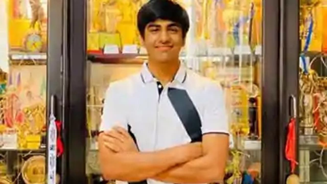 కష్టపడి సాధించిన ట్రోఫీలను అమ్మేసి: పీఎం కేర్స్‌కు విరాళం