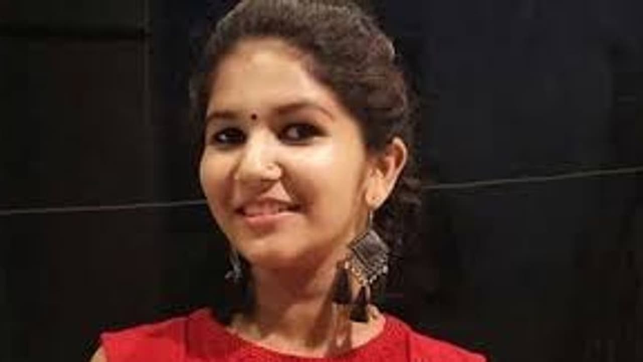 வைரலாகும் ஆபாச வீடியோ... பதறியடித்து விளக்கம் கொடுத்த பிரபல நடிகை...! வைரலாகும் ஆபாச வீடியோ... பதறியடித்து விளக்கம் கொடுத்த பிரபல நடிகை...!