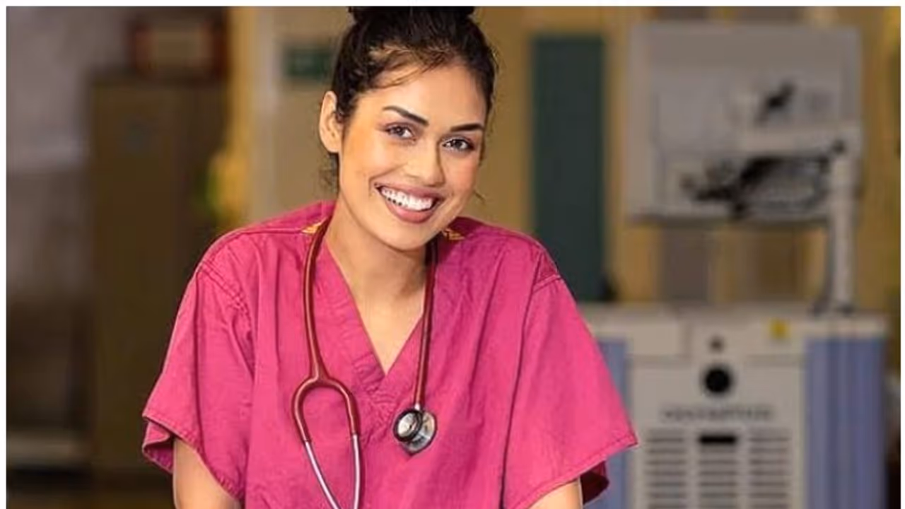 മഹാമാരിയോട് പൊരുതാന് വീണ്ടും ഡോക്ടറായി ഇന്ത്യന് വംശജയായ മിസ് ഇംഗ്ലണ്ട് മഹാമാരിയോട് പൊരുതാന് വീണ്ടും ഡോക്ടറായി ഇന്ത്യന് വംശജയായ മിസ് ഇംഗ്ലണ്ട്