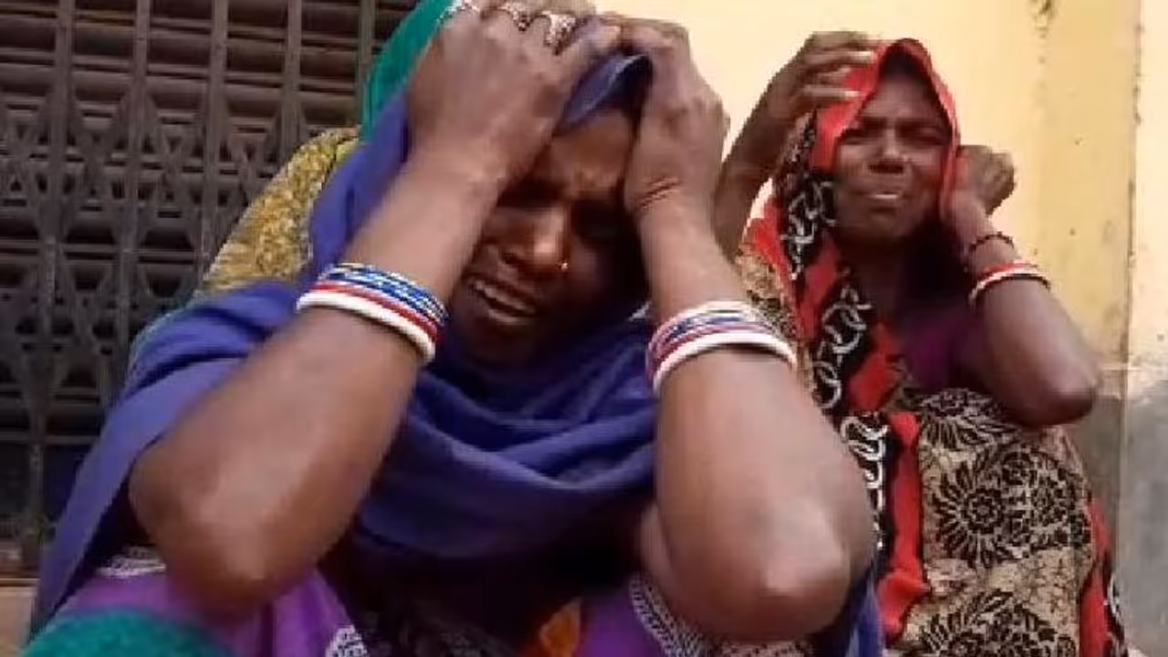 মেয়ে মারা গিয়েছে বিহারে, বাংলায় লকডাউনে আটকে দিনমজুর মা