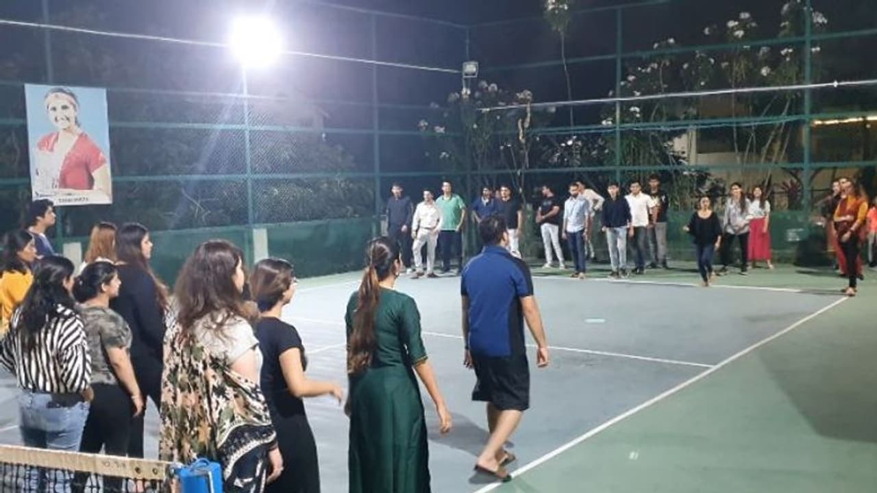 పెళ్లి వేడుక వీడియోను షేర్ చేసిన సోదరి: సానియా ఫన్నీ కామెంట్, వైరల్ పెళ్లి వేడుక వీడియోను షేర్ చేసిన సోదరి: సానియా ఫన్నీ కామెంట్, వైరల్