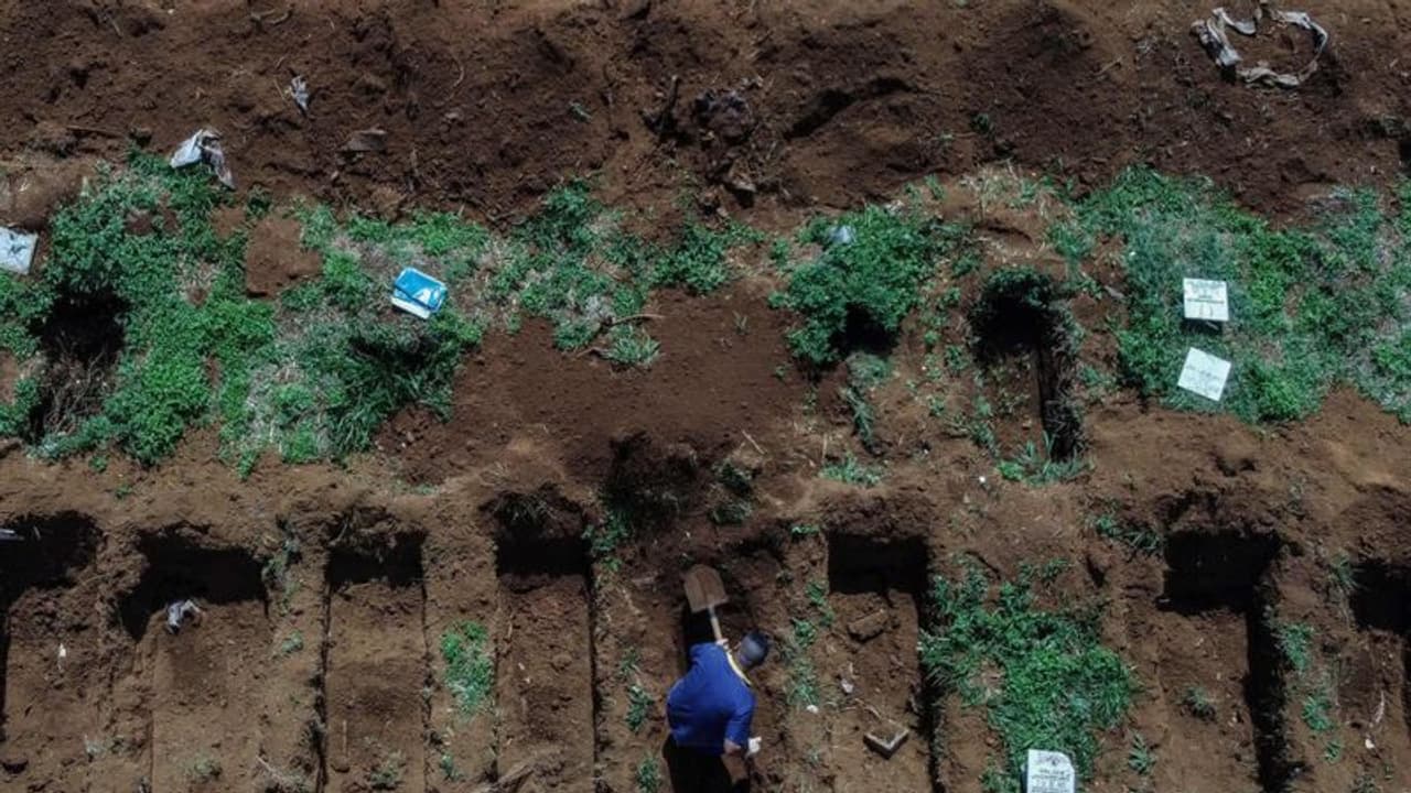 ಸ್ಮಶಾನಕ್ಕೆ ಜಾಗ ನೀಡದ ಸರ್ಕಾರಕ್ಕೆ ಹೈಕೋರ್ಟ್ ಚಾಟಿ, ಅಧಿಕಾರಿಗಳನ್ನು ಬೆಂಡೆತ್ತಿದ ಜಡ್ಜ್