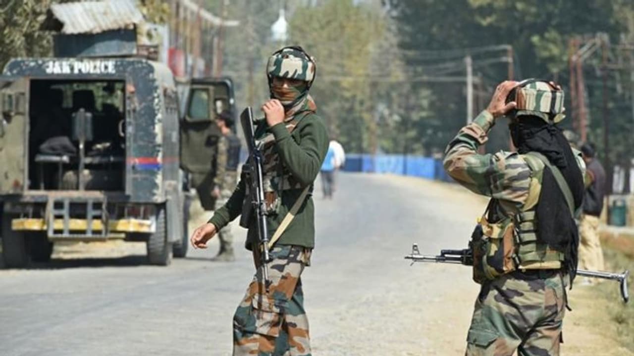 ইদের ছুটিতে বাড়ি যাওয়ার পথে উধাও সেনা জওয়ান, জঙ্গিদের হাত রয়েছে বলেই মনে করেছে প্রশাসন