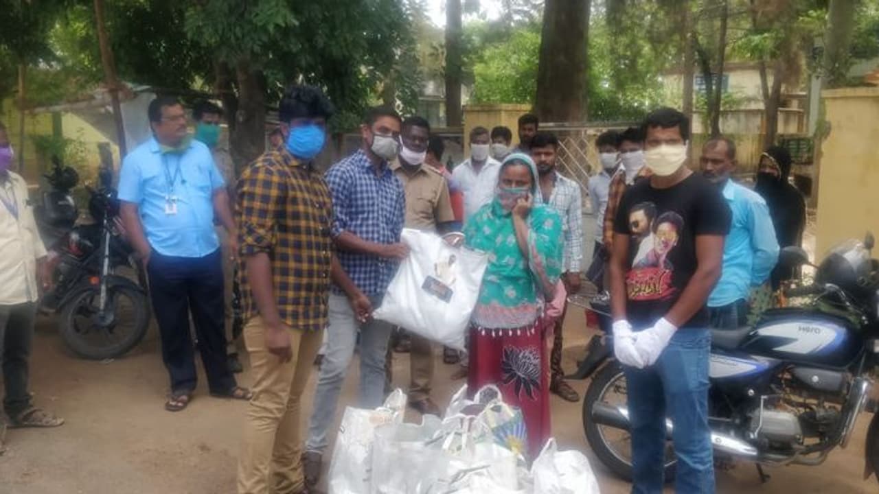 தண்ணீரை மட்டுமே குடித்து உயிர் வாழ்ந்த மலை வாழ் மக்கள்! ஓடி சென்று உதவிய தனுஷ் ரசிகர்கள்! தண்ணீரை மட்டுமே குடித்து உயிர் வாழ்ந்த மலை வாழ் மக்கள்! ஓடி சென்று உதவிய தனுஷ் ரசிகர்கள்!