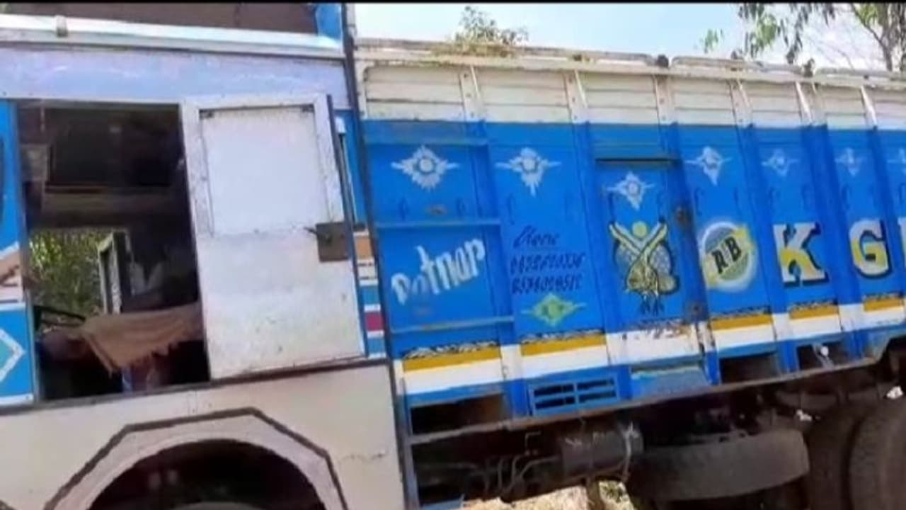 করোনার ভয়ে 'কোয়ারেন্টাইন' এ, লরিতে 'সংসার' পাতলেন অকৃতদার যুবক করোনার ভয়ে 'কোয়ারেন্টাইন' এ, লরিতে 'সংসার' পাতলেন অকৃতদার যুবক