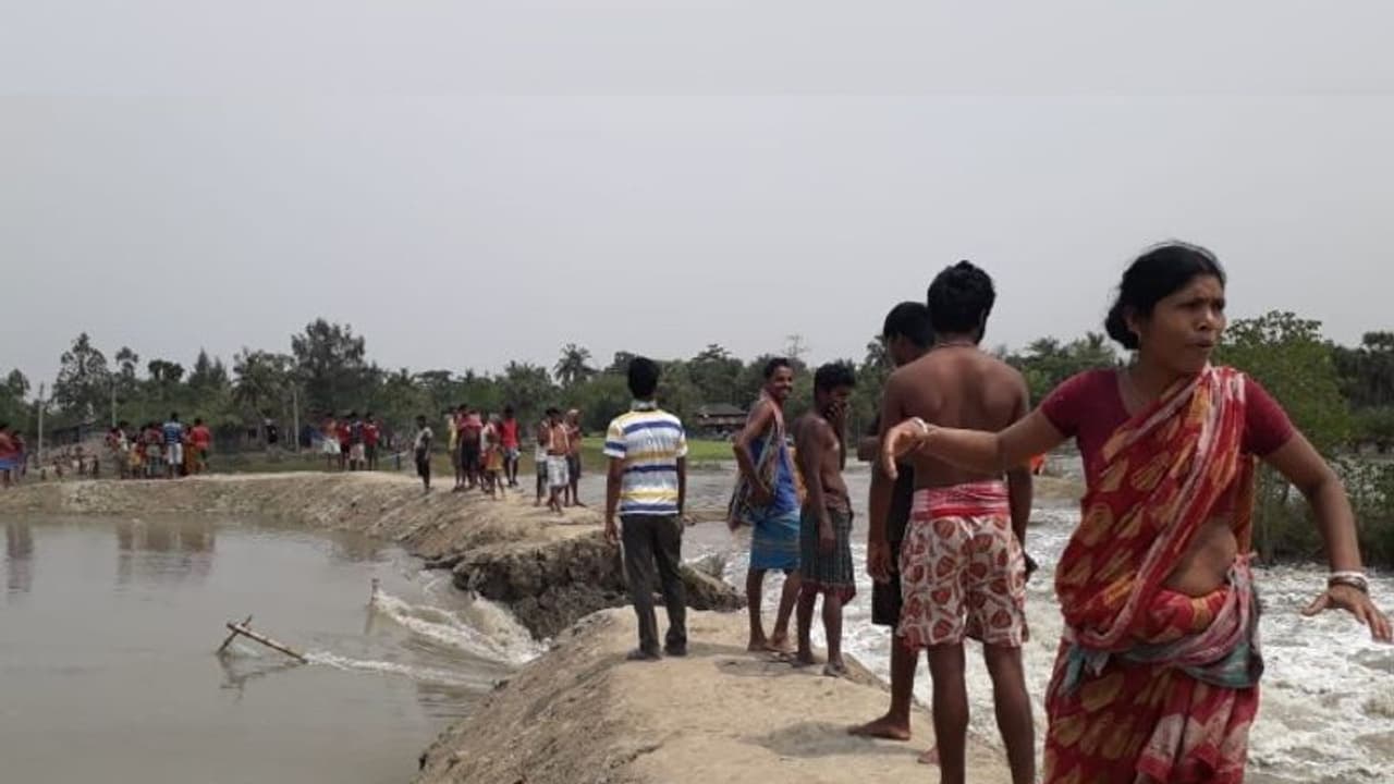 লকডাউনের জেরে আগেই কাজ হারা, বাঁধ ভাঙা প্লাবন বাকিটুকুও নিয়ে গেল দক্ষিণ ২৪ পরগণার গ্রামবাসীদের